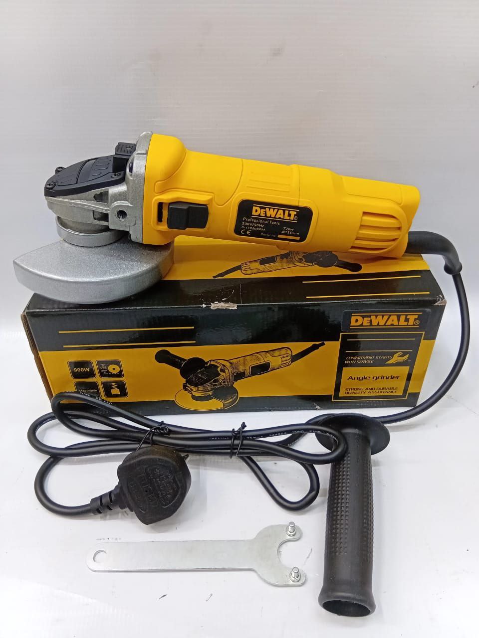 5d0e32c7-c144-43f2-b763-af3a9c72034c.jpg Dewalt angle grinder 4.5" - Image 1